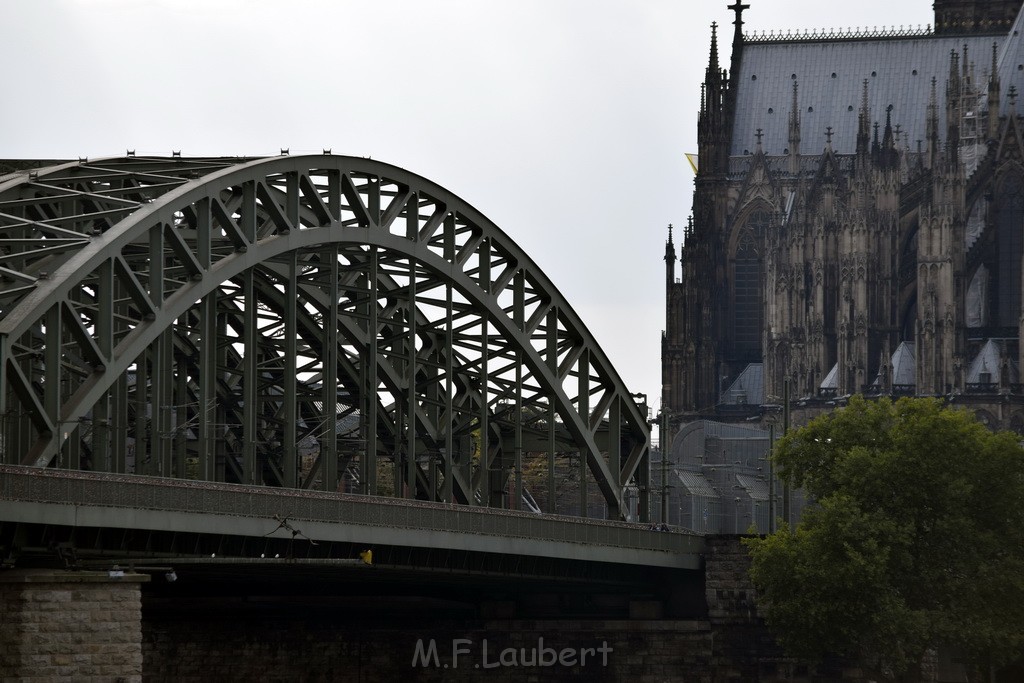 PSpringt kein Suizid Brueckenspringer Koeln Hohenzollernbruecke P015.JPG - Miklos Laubert